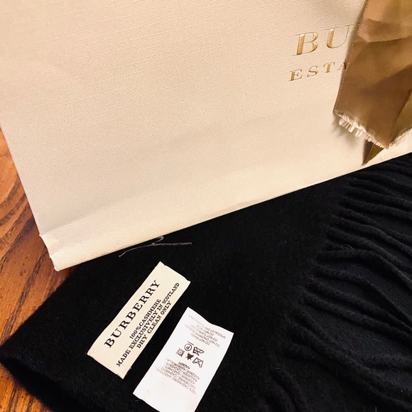 BURBERRY Signature Fringe Scarf - Picture 3 of 3